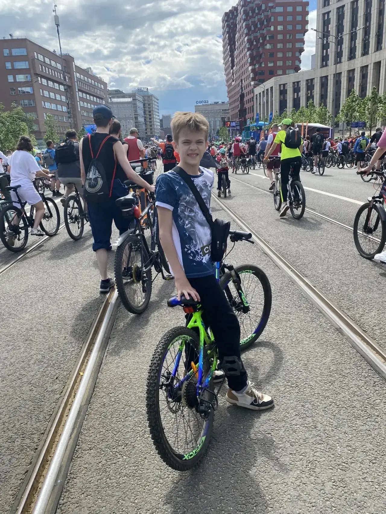 🚲Спортивно провели выходные наши школьники!  Александр из 4Б, Олеся из 6А и учитель английского язык