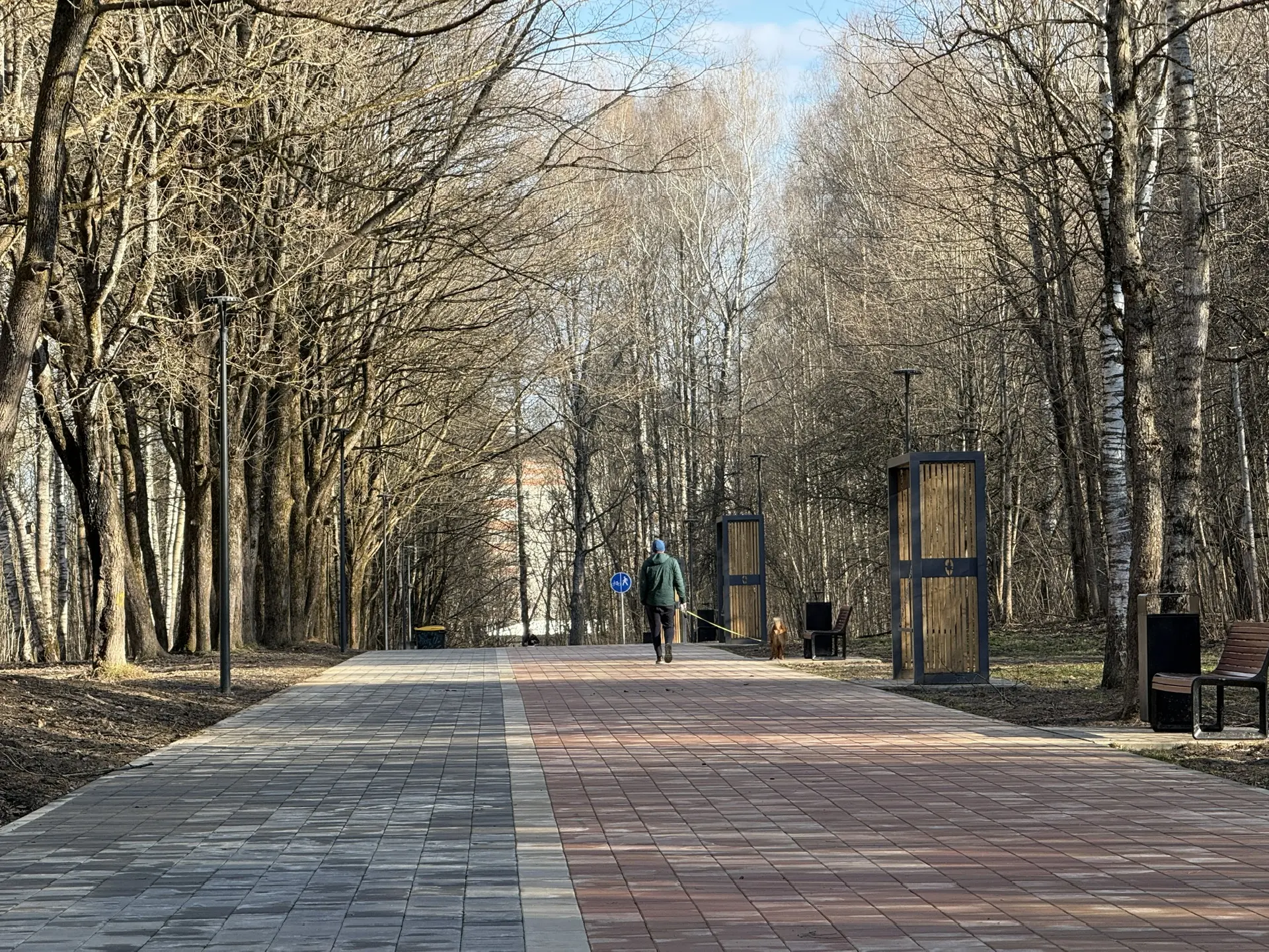 Субботнее утро начал с проверки парков и скверов города. Первая точка — пляж у Реадовского озера. В 