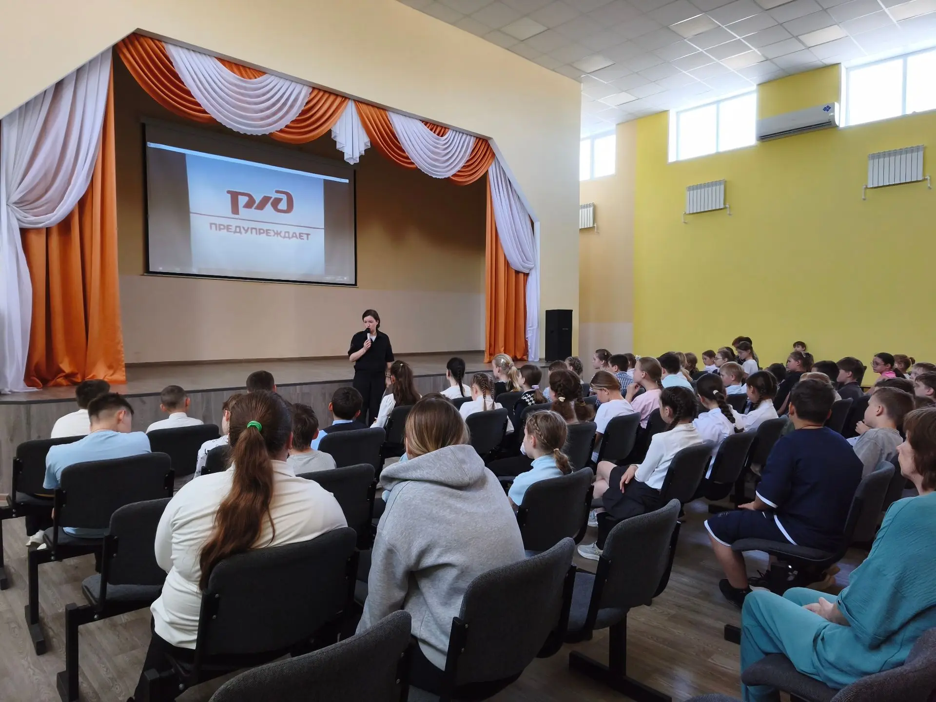 📅 В рамках ежегодного месячника «Уступи дорогу поездам» сотрудник транспортной полиции...