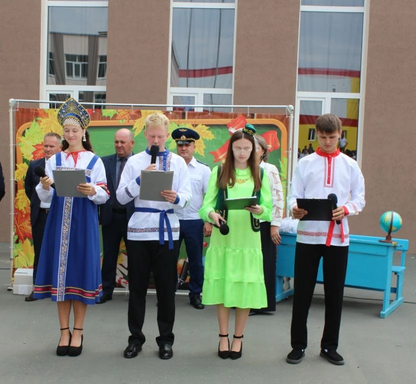 С Днём знаний! Торжественная линейка, посвящённая Году единства народов России