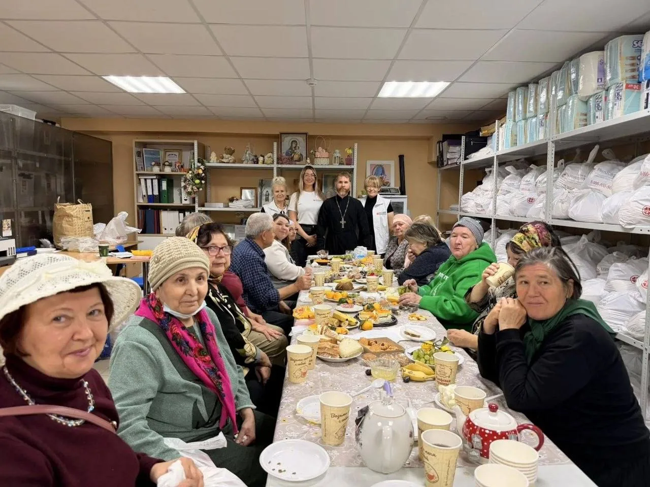 📷 Подопечных почтенного возраста поздравили и представители епархиальной службы помощи...