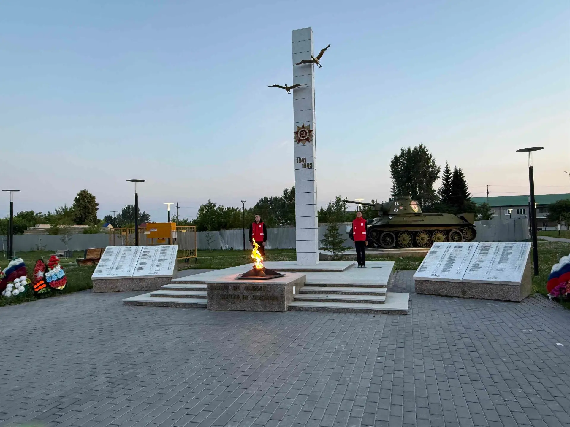 С огромным чувством долга и чести... ⭐
В День памяти и скорби, ровно в 4:00 утра, активисты Движения