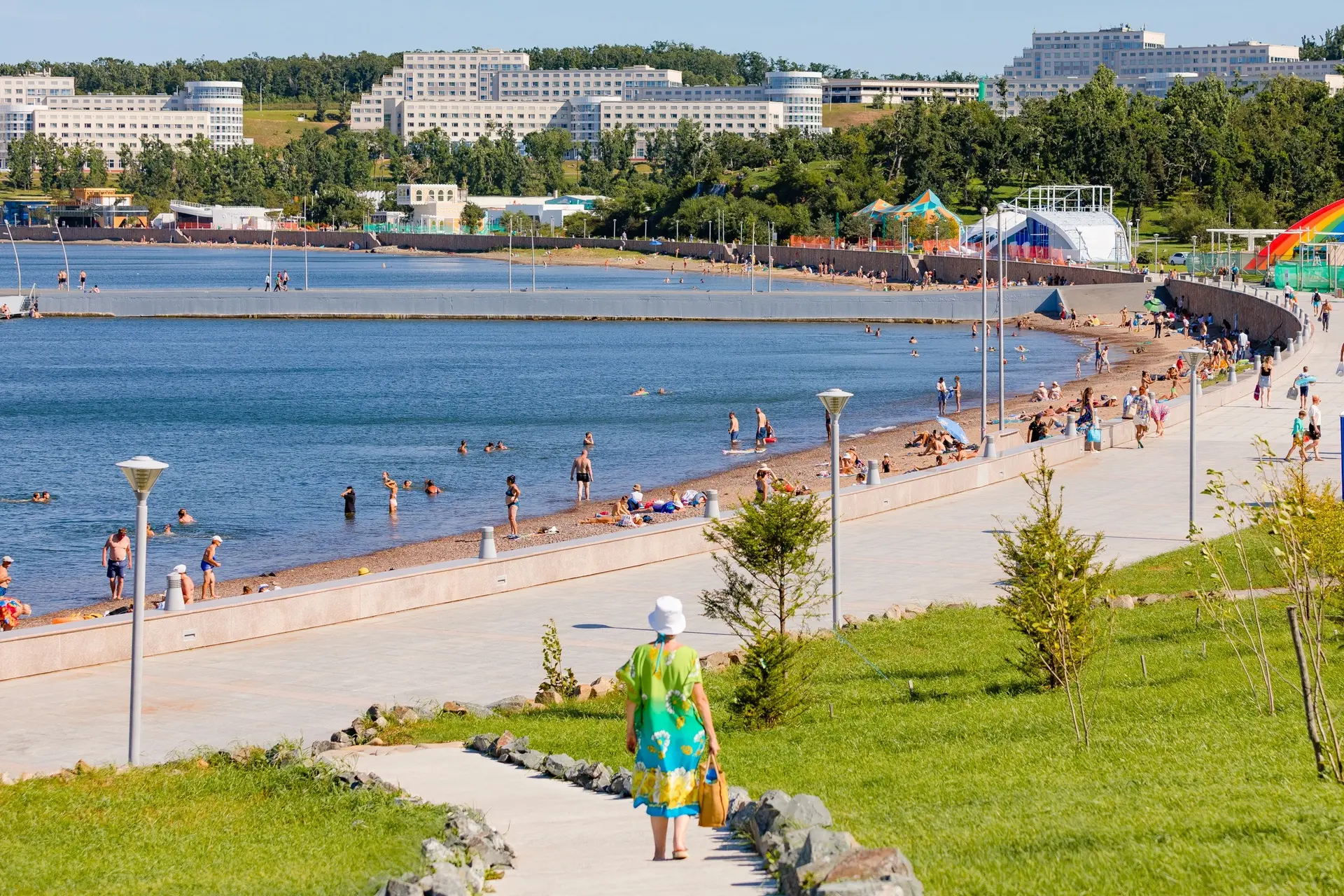 🌿 Новые прогулочные зоны, навесы и амфитеатр: набережную ДВФУ благоустраивают в рамках...