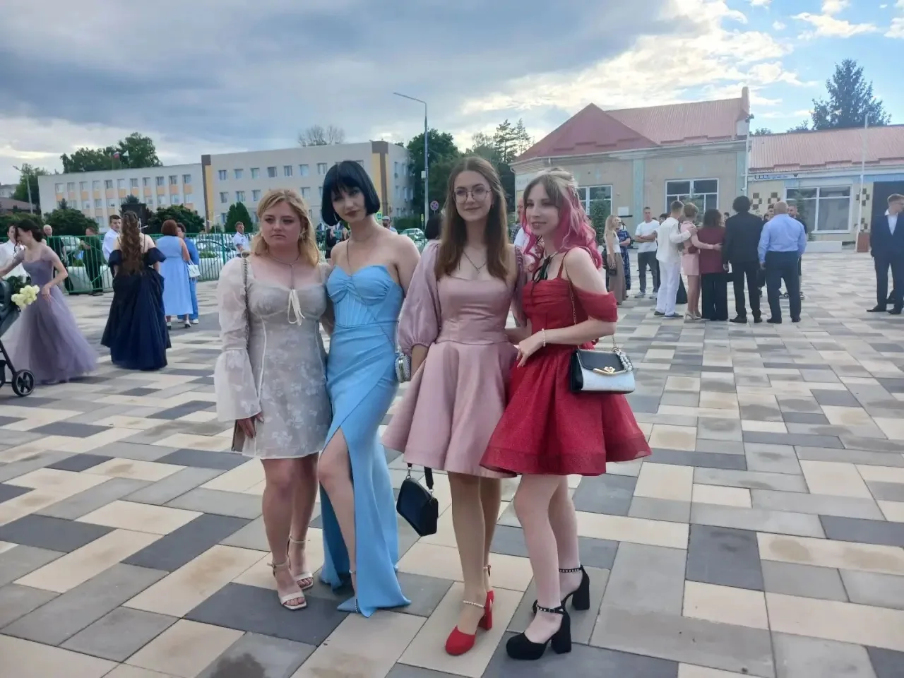 ПРЯМО СЕЙЧАС: В КОРОЧЕ ГРЕМИТ ВЫПУСКНОЙ! 🎓🔥

Мы ведём репортаж с главного праздника года! В эти ми