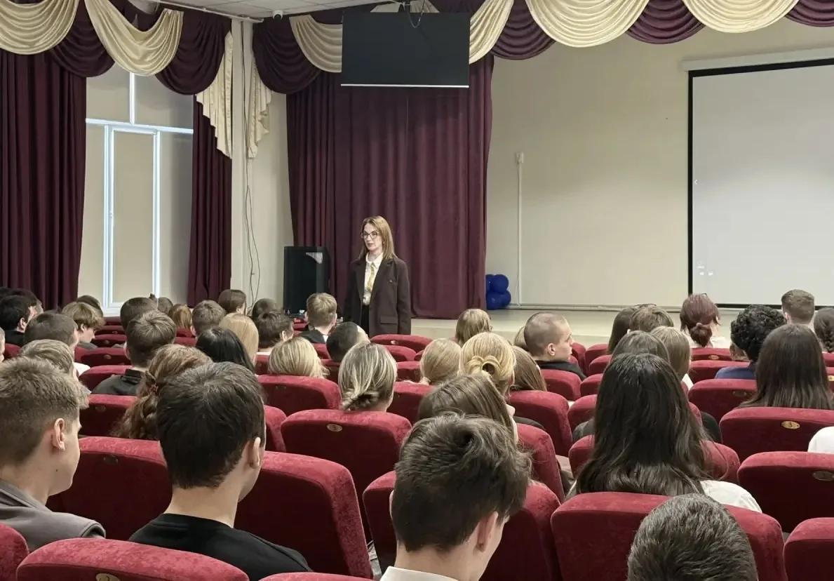 На этой неделе в нашей школе состоялся важный  кинопросмотр.  Советник директора по воспитанию орган