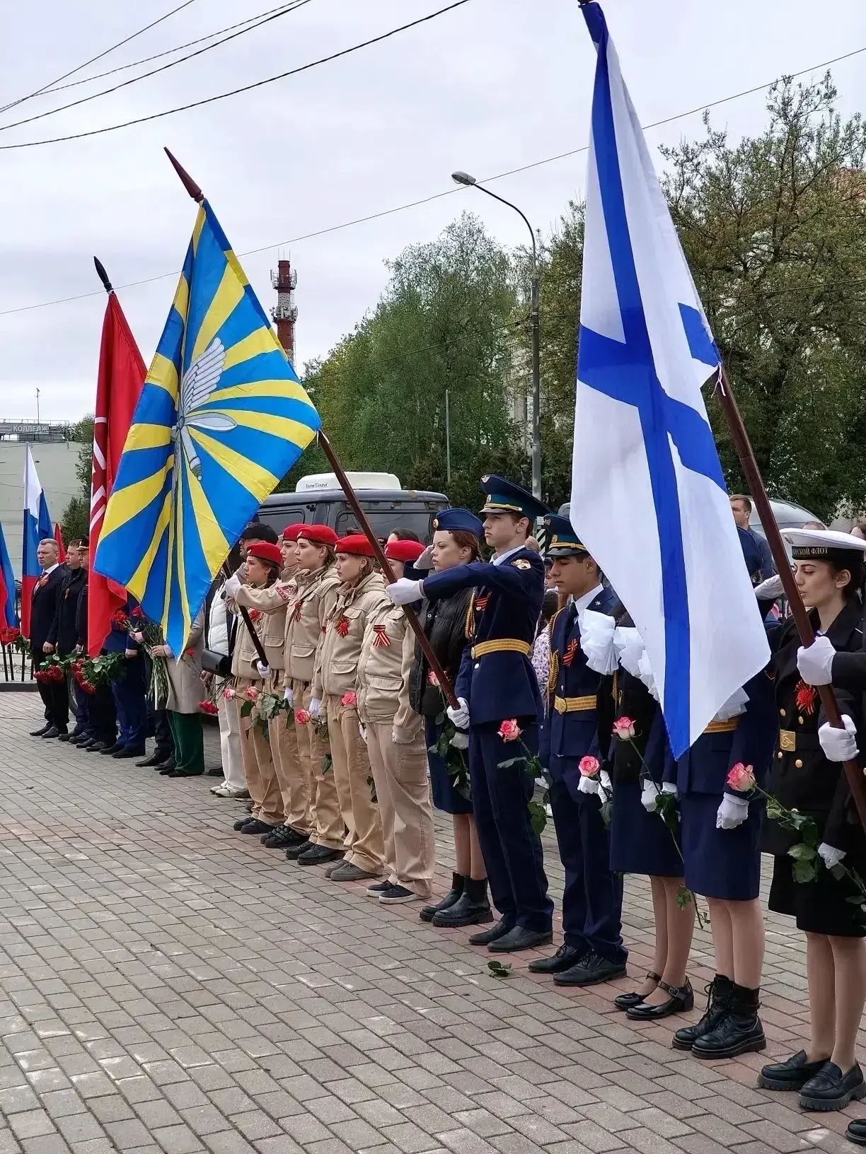 9 мая 2026🇷🇺
Представители патриотических отрядов Дома "ЮНАРМИИ " МОУ "СОШ N1 г. Балабаново " под 