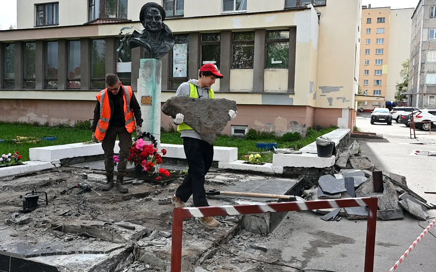 Владимир Евменьков:  Сегодня приступили к ремонту основания бюста прославленного юнги Северного флот