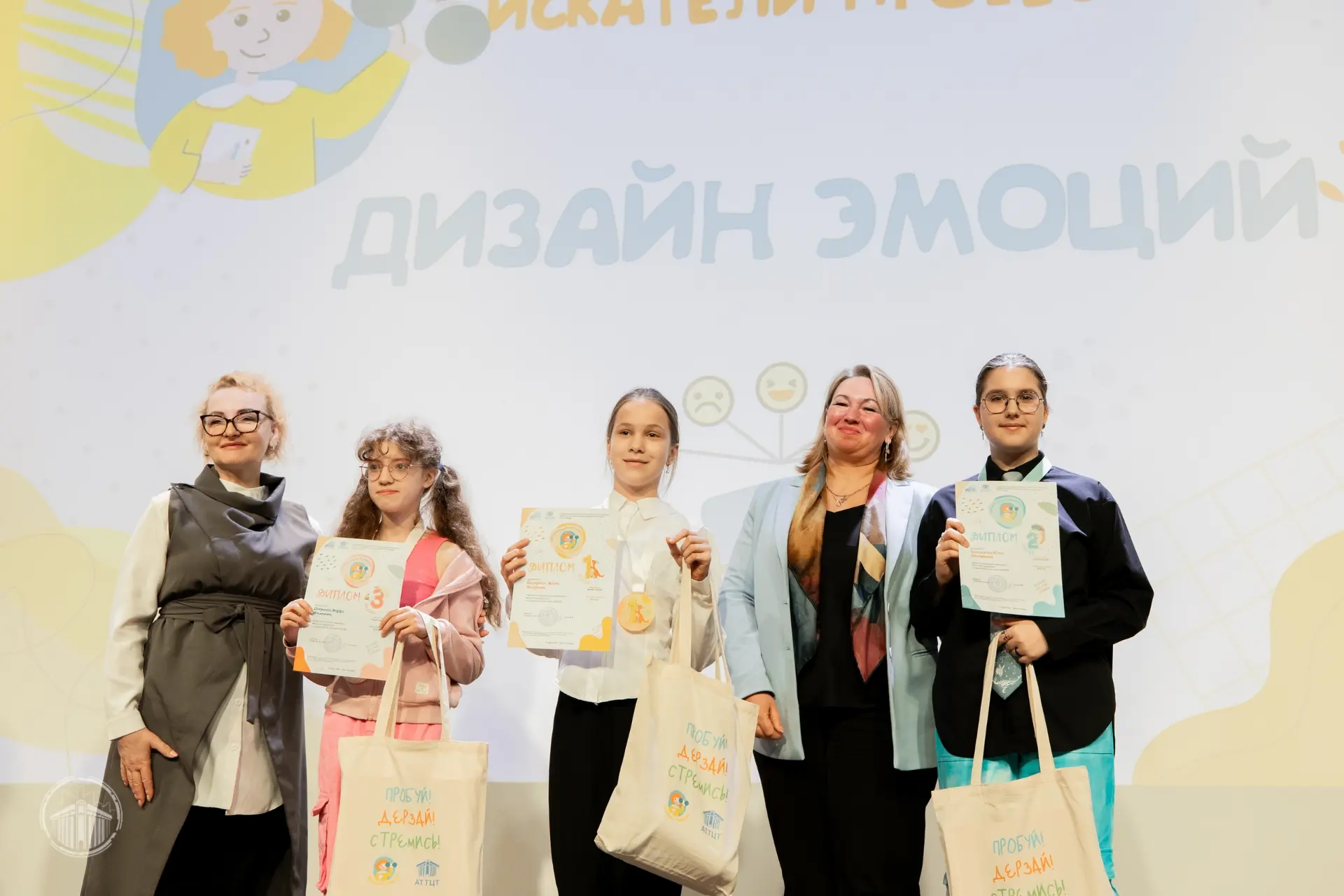 Поздравляем Сидоренок Алёну, ученицу 7г класса, победителя 1 степени  регионального чемпионата «Иска