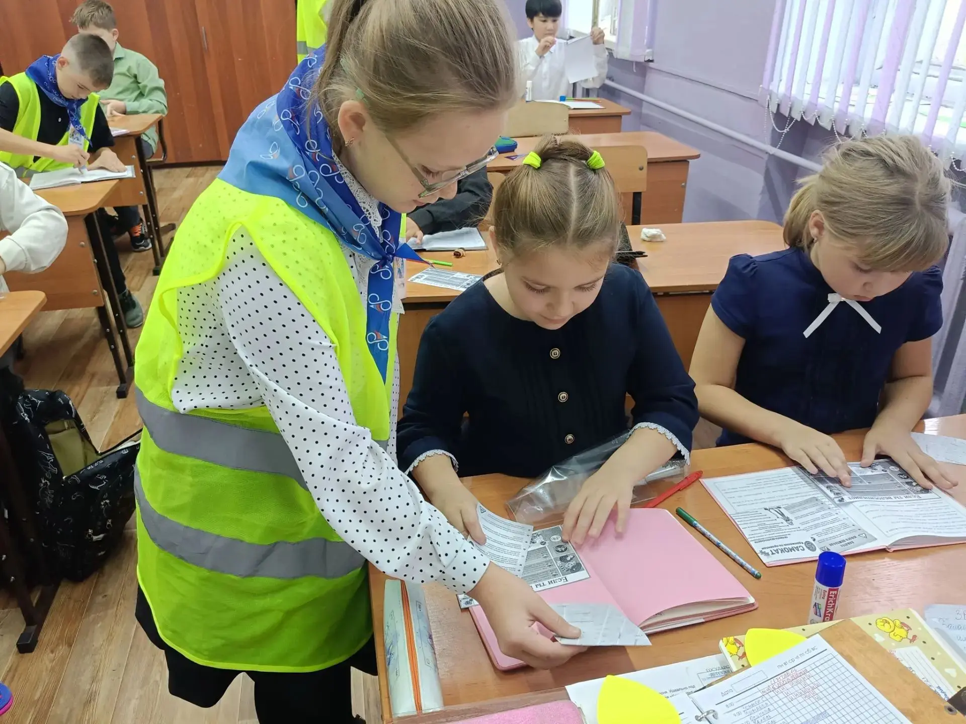 📍30 сентября  отряд ЮИД "Перекресток" помогал вклеивать памятки в дневники учеников на...
