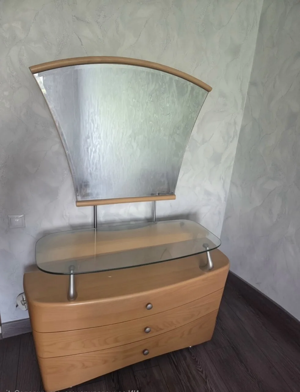 Продам комод с зеркалом в хорошем состоянии 15 тыс руб г.Горловка