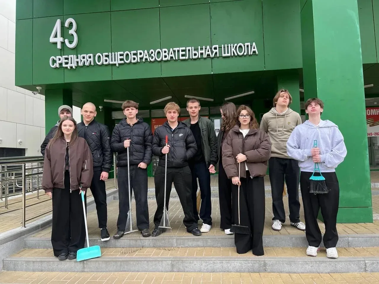 Чистый город начинается с нас! 🌍✨ Сегодня наша школа 🏫 и наш район стали ещё краше благодаря старани