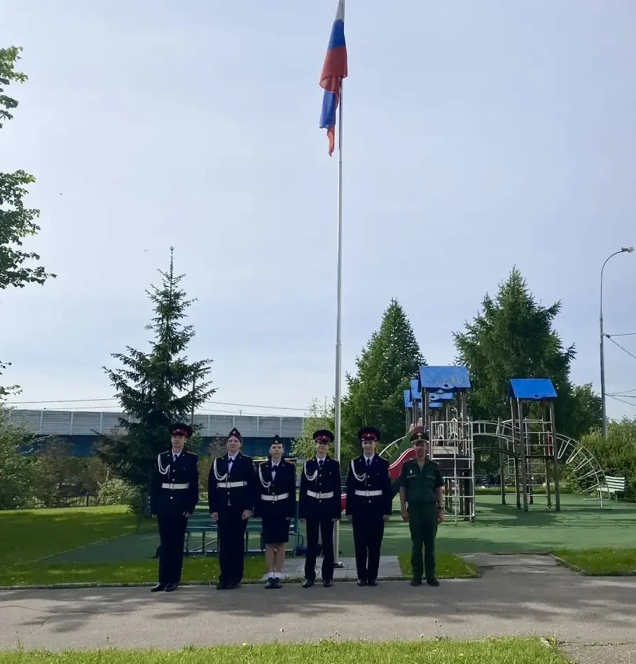 Старт последней учебной недели в этом году!  🇷🇺 Утро понедельника традиционно началось с поднятия фл