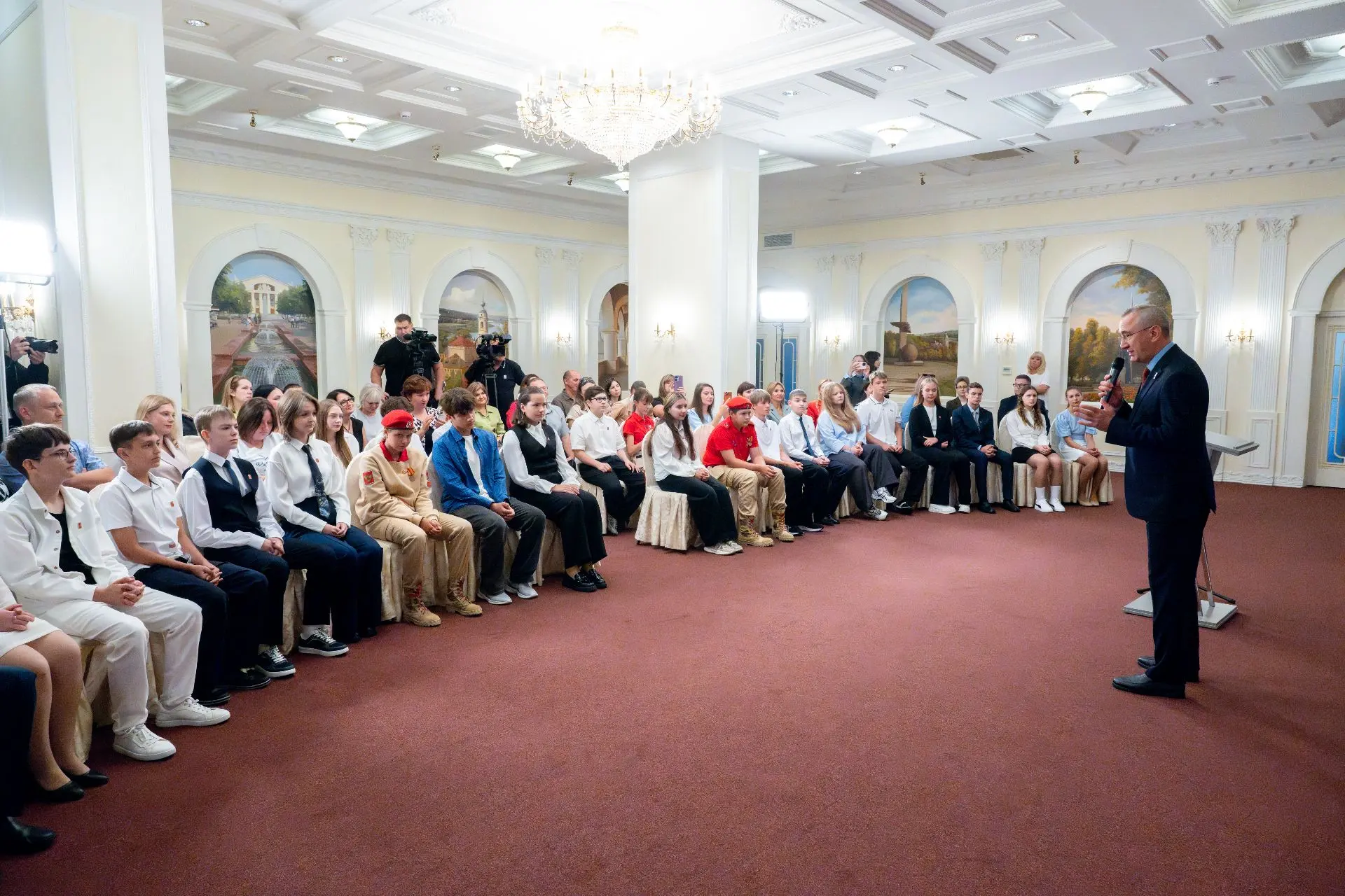 Ксения Черняева получила паспорт из рук губернатора!