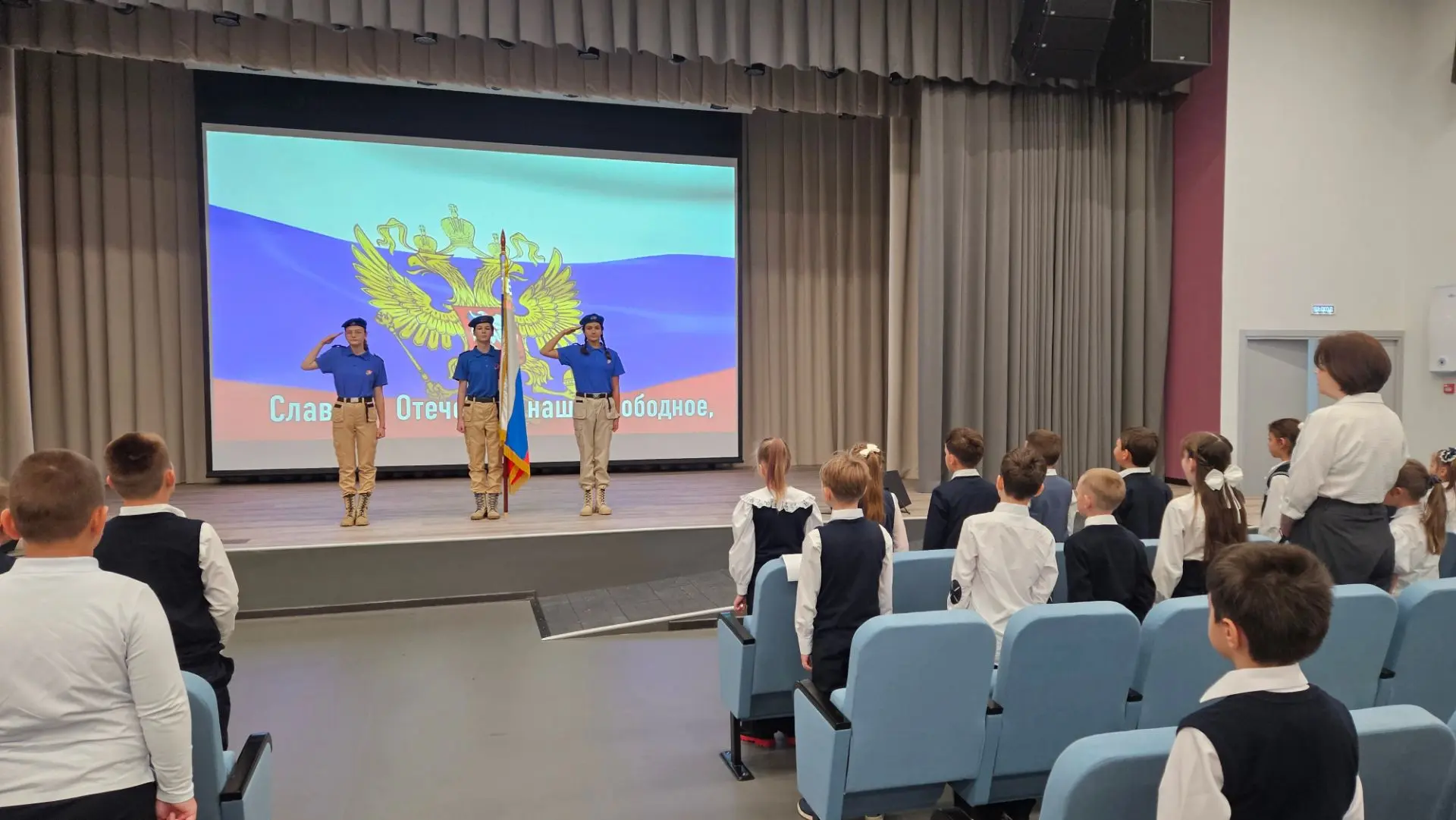 🎓 Новая учебная неделя в гимназии по традиции началась с торжественной линейки, выноса...