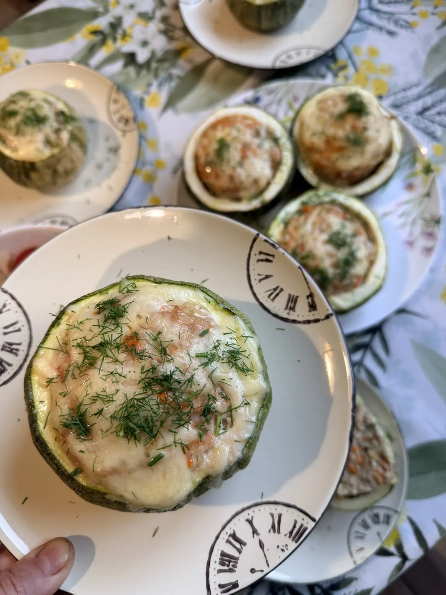 ✔️Кабачки фаршированные 
Я использовала круглые кабачки, но можно взять классические кабачки просто 