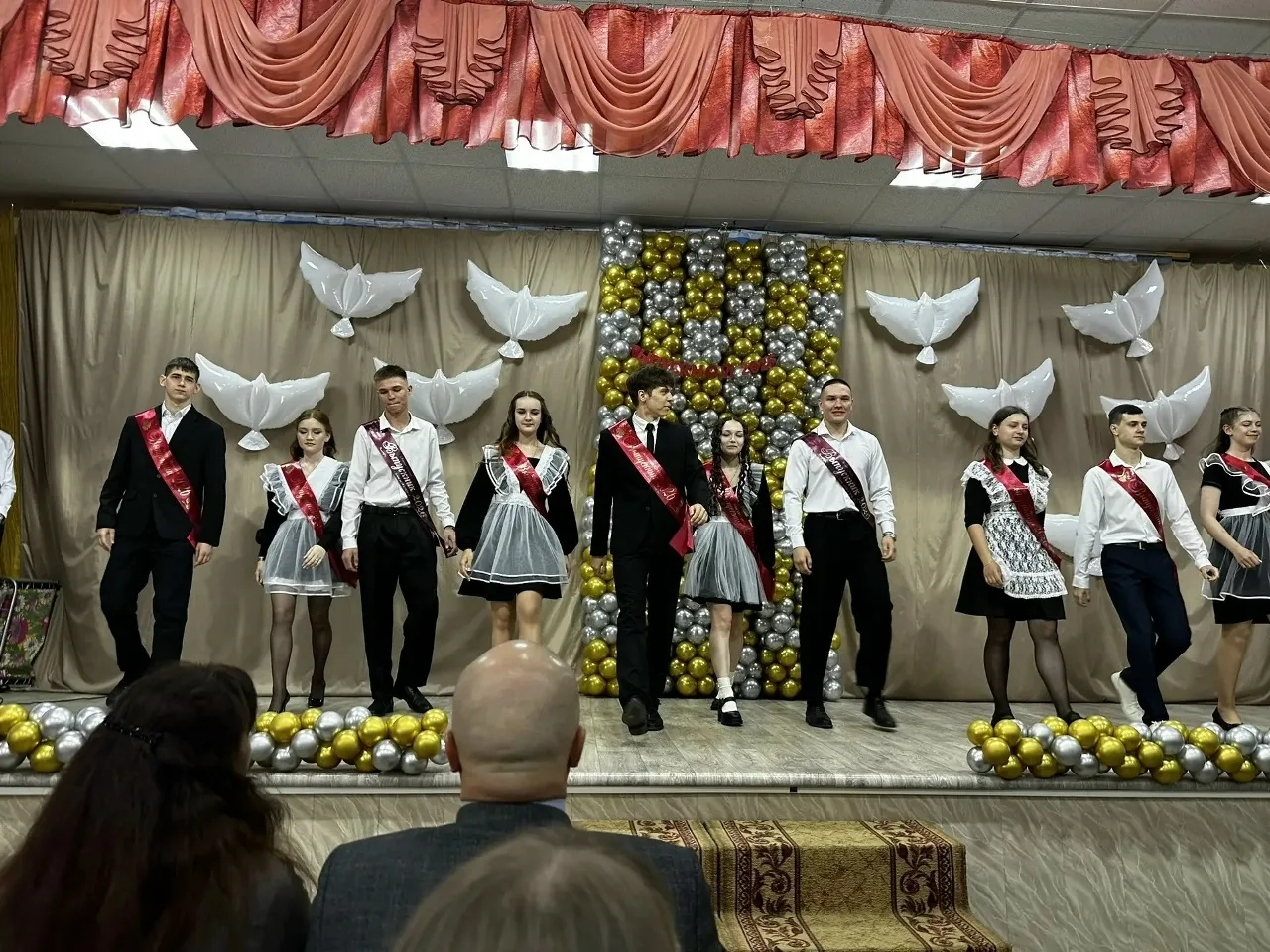 Последний звонок прозвенел в 11 классах. Праздник прощания с детством, символ окончания учебы, весел