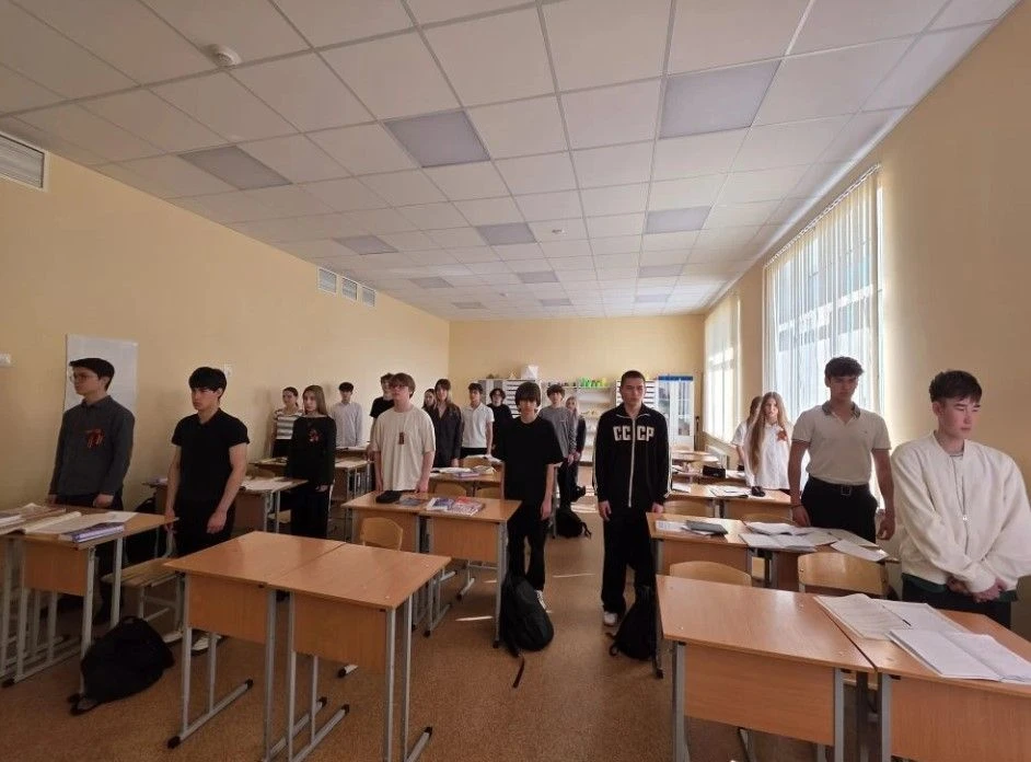 Минута молчания в память о героях  Сегодня в МОБУ ЦО "Знание" прошла минута молчания — трогательный 