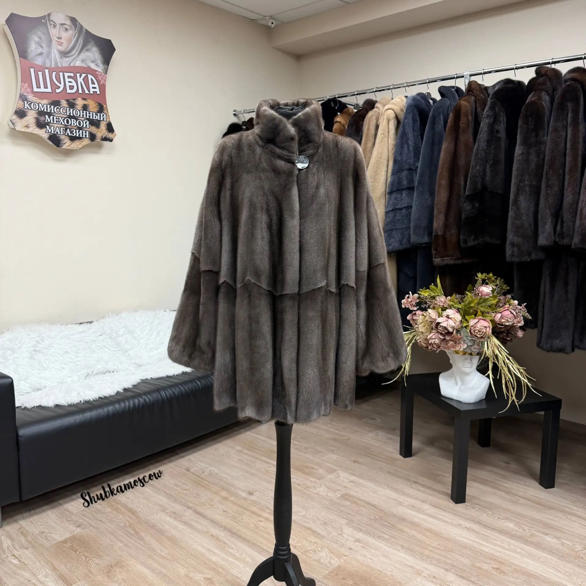 ☑️Цена 89000₽ 
☑️Размер 54-56(52) 
☑️Норковая шуба от известного швейцарского бренда Skinn Will, нат