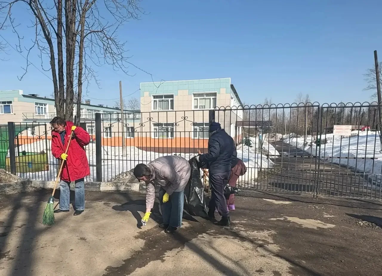 В дошкольных отделениях МОУ «СОШ имени А.П.Чехова» прошёл первый в этом сезоне субботник.  Сотрудник