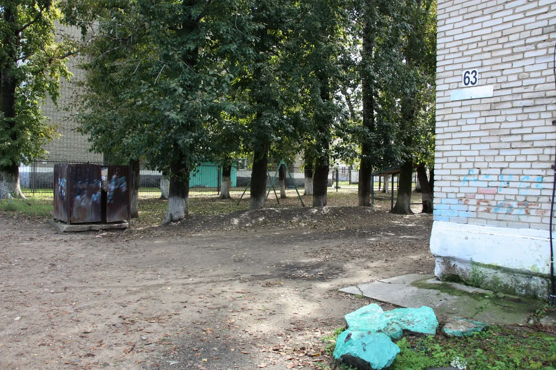 Ещё один двор многоквартирного дома в Октябрьском районе благоустроят по программе «Дал...