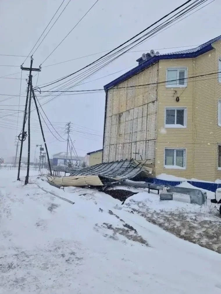 Ураган сорвал крышу и обшивку с дома в Пуровском районе.  В Ханымее с жилого дома снесло часть кровл