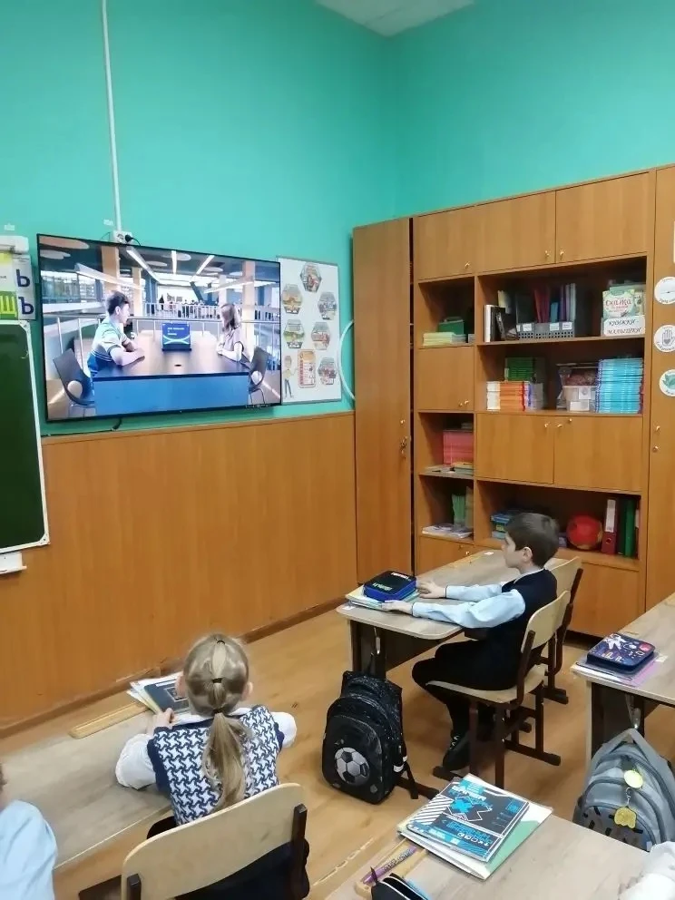 Учащиеся 1в, 2В и 4Б классов приняли участие в Уроке Цифры "Как кодить на квантах". Реб...