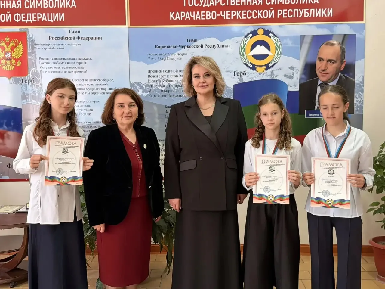 🏆 Также в ходе линейки были награждены учащиеся, которые на минувшей неделе достойно представили лиц