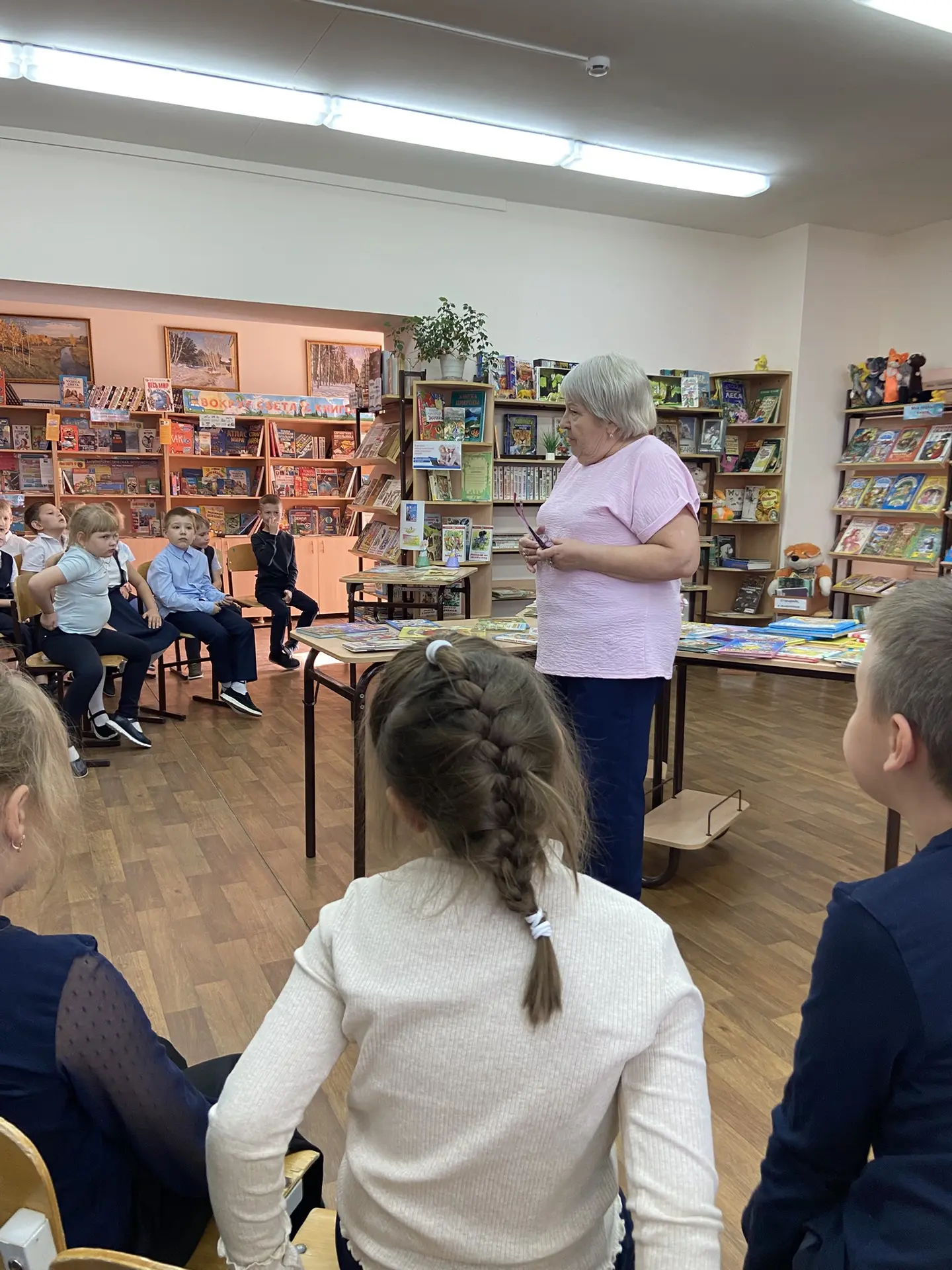 30 сентября ребята 1 Б класса побывали в « Волшебной книжной стране» -в школьной библио...