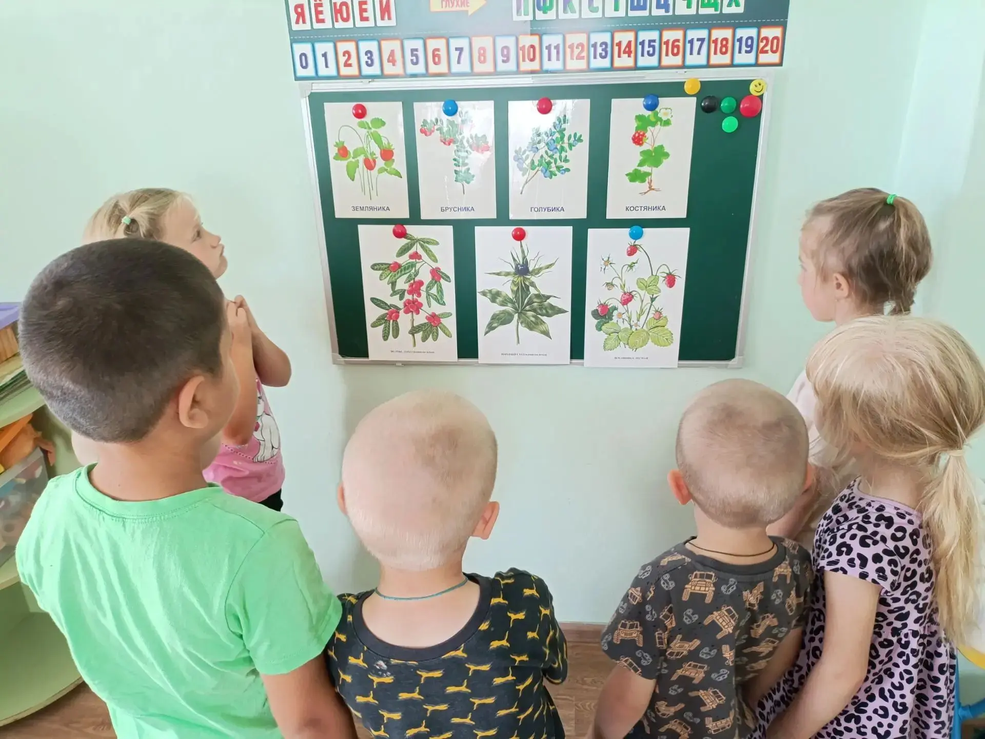 Под листиком на каждой ветке
Сидят маленькие детки.
Тот, кто деток соберет
Руки вымажет и рот.
А поп