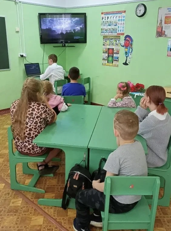 🕯️День памяти и скорби в лагере
Сегодня, в 14-й день лагерной смены, мы провели День памяти и скорб