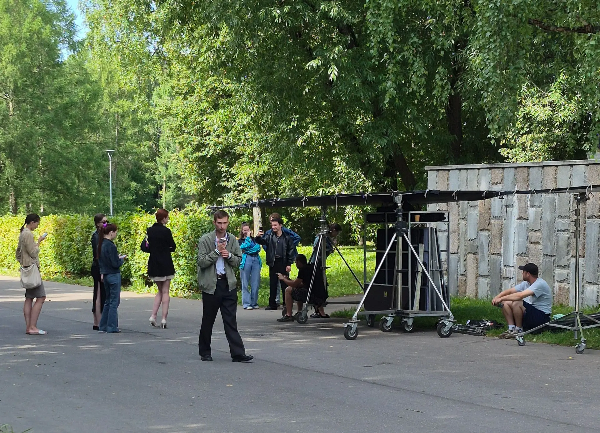 🎞 На Центральной площади за ДК опять что-то снимают, пишут соседи
