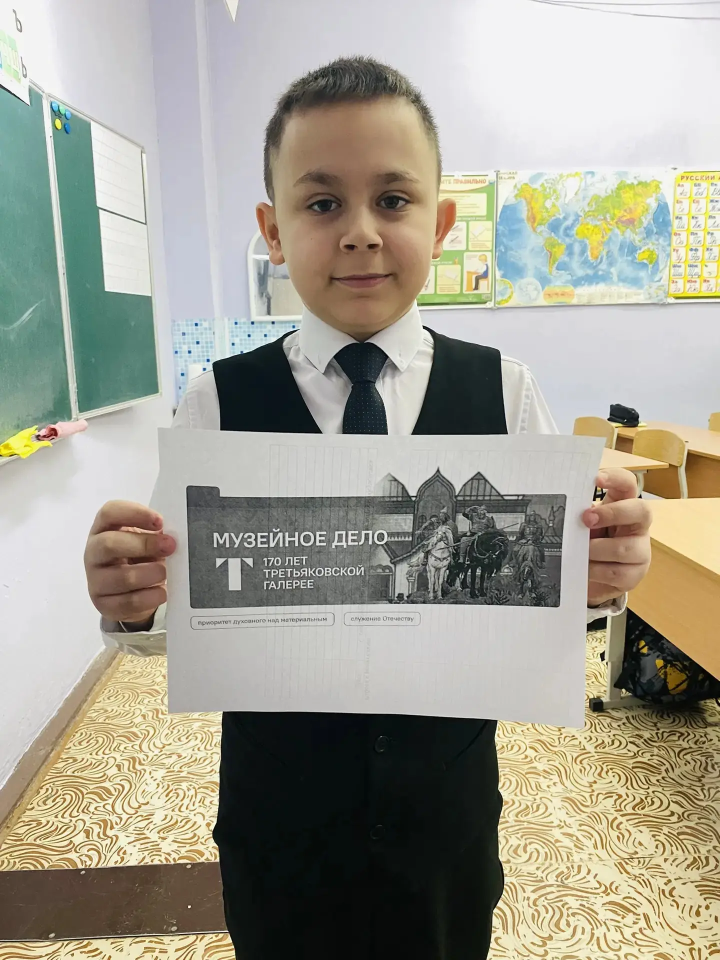 Новая учебная неделя в нашей школе традиционно началась с торжественного выноса флагов и исполнения 