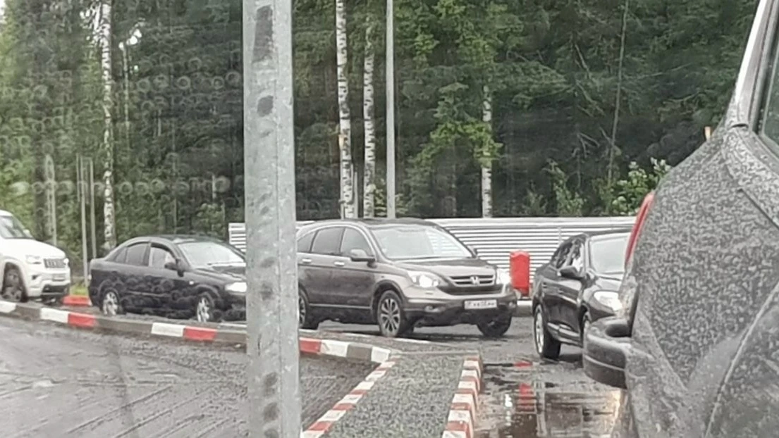 Сейчас на заправке Лукойл, что на выезде из Петрозаводска, очередь. Бензин есть, 95-й по цене 69.14.