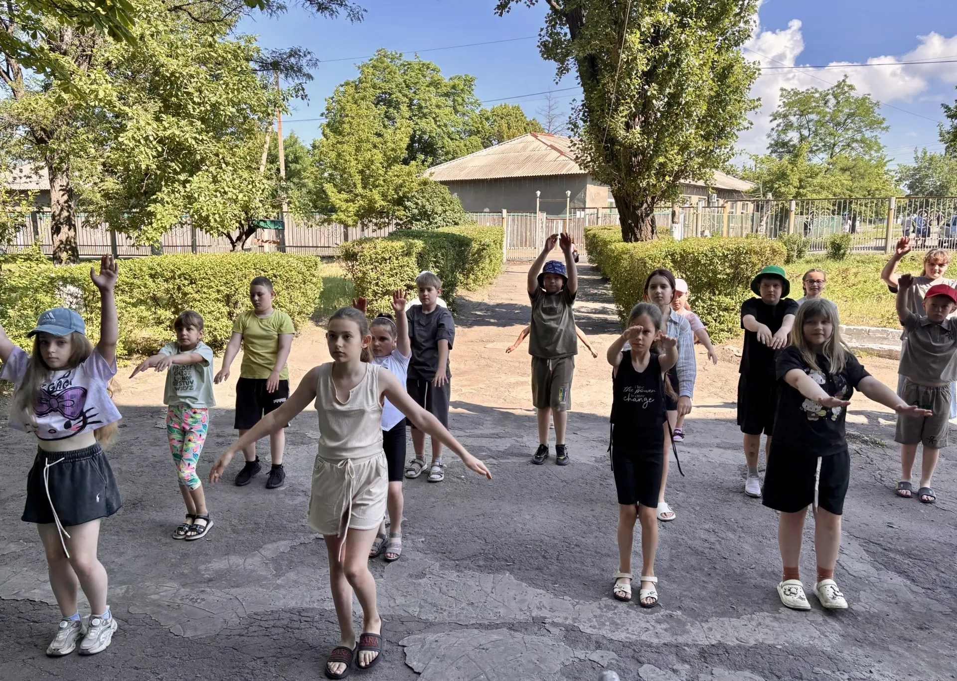 В ГБОУ ЛНР «Краснолучская школа № 3» активно работает пришкольная тематическая площадка «НЕскучные к