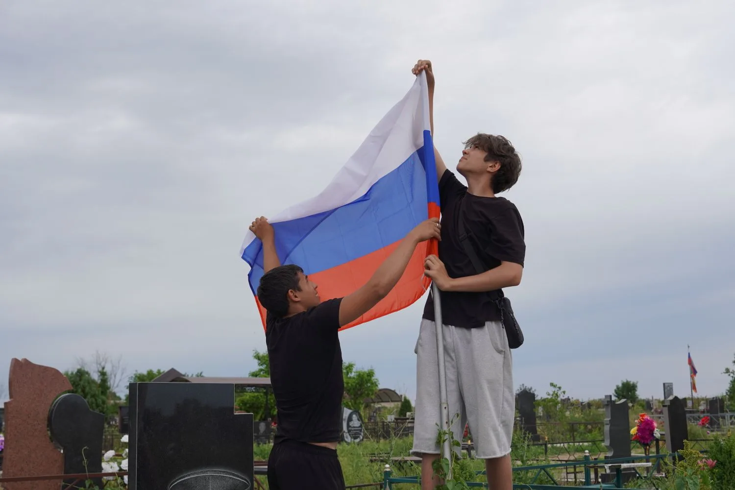 В Благодарном волонтёры Победы обновили флаги на захоронениях участников СВО

💙Активисты и специали