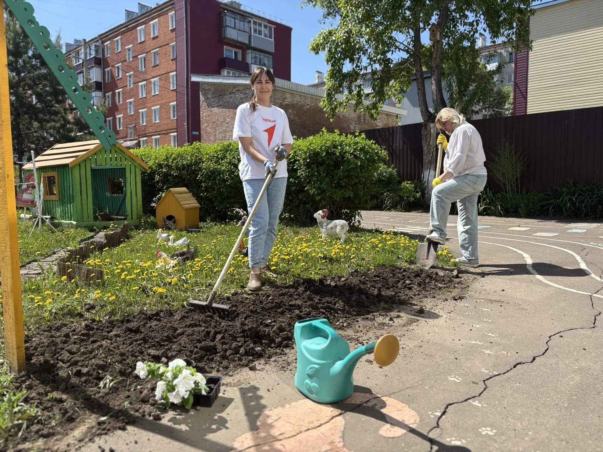 🌿 С каждым днём территория нашего детского сада становится всё уютнее и красивее. И эт...
