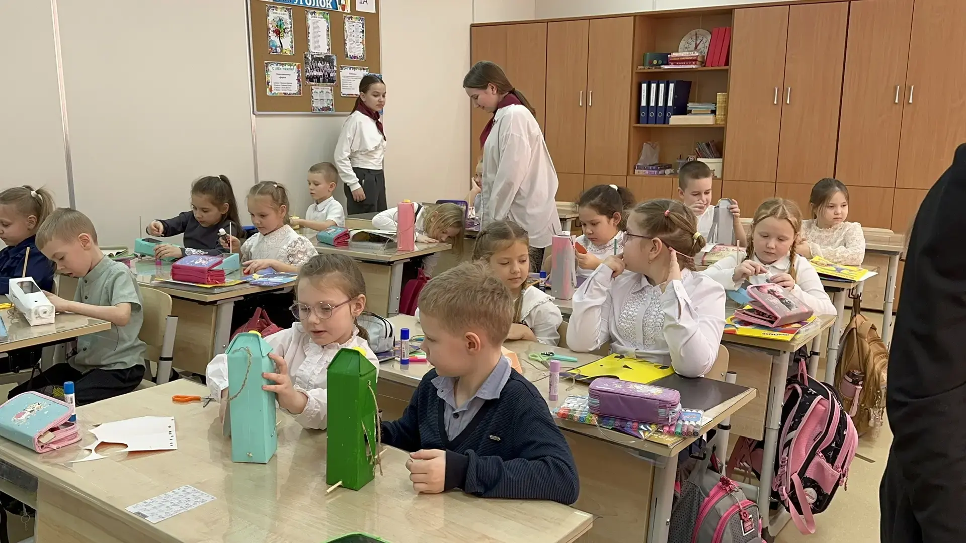 В нашей школе прошло замечательное событие: волонтеры провели мастер-класс по изготовлению птичьих к