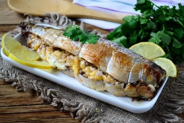 ЗАПЕЧЕННАЯ СКУМБРИЯ С ОРЕХОВО - СЫРНОЙ НАЧИНКОЙ Вкуснейшая запеченная скумбрия с орехово-сырной начи