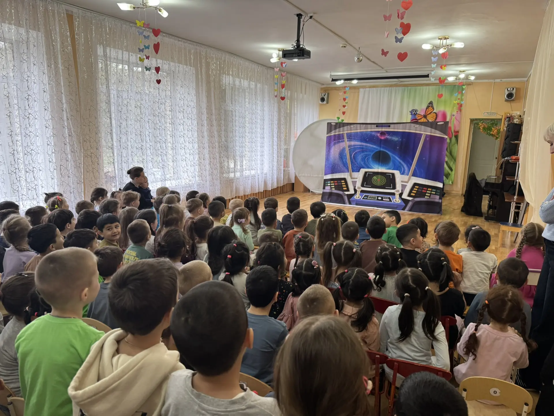 Наш детский сад посетил Арт-театр «Солнце в детской улыбке» со спектаклем «Звездочки в городе». 
Дет