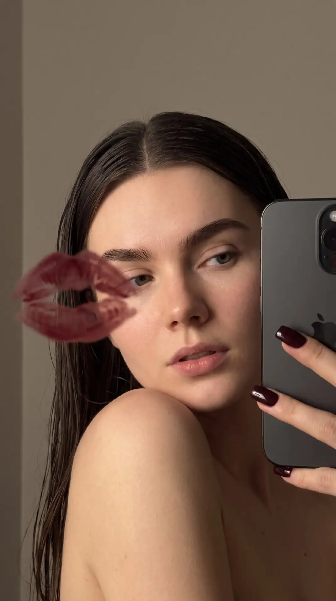 Mirror selfie с отпечатком губ на зеркале 💋