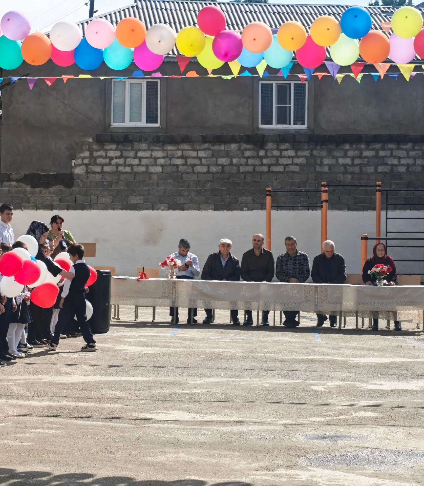 Сегодня школьный двор снова наполнился музыкой, цветами и счастливыми улыбками. В нашей...