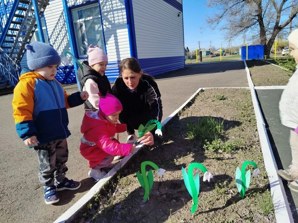 Первые подснежники расцвели в младшей группе "Капелька"! 🌱🤍