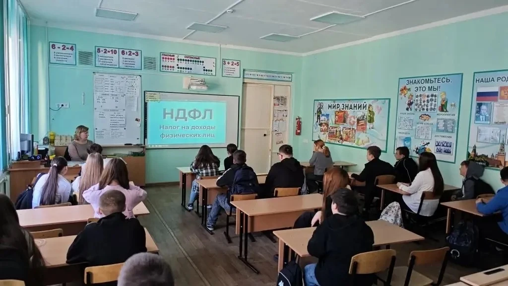 13 мая учитель географии Оснач Н. В. провела для учащихся 7Б класса занятие на тему "Налоги" в рамка