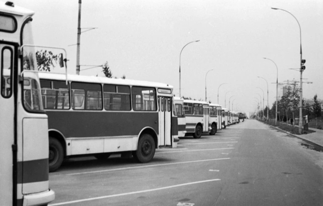 Стоянка ЛАЗов на улице Свободы, 1980 год.

#сзао #тушино #северноетушино
