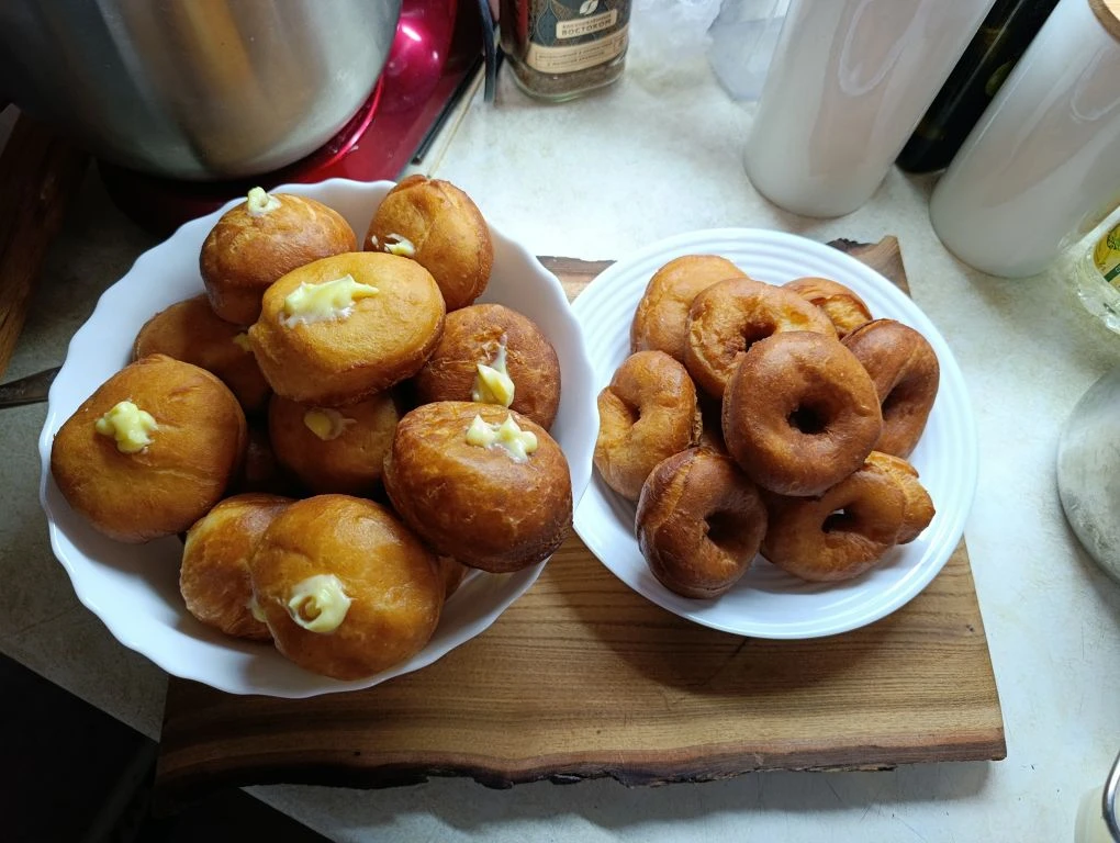 Напекла вкусных пончиков на ночь глядя, смотрю на них и спрашиваю себя: "Зачем?" 🙈 Это супер калорий