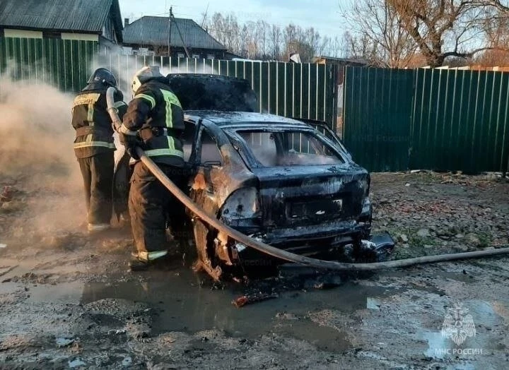 Машина сгорела дотла в Козельском округе

Вечером 12 апреля в деревне Потресово загорелся легковой а