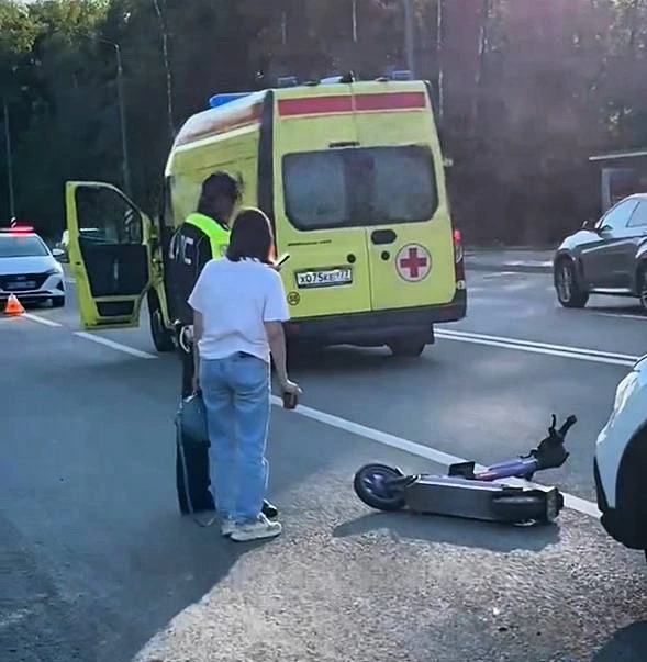 🔻На улице Филатов Луг сбили мужчину на электросамокате.