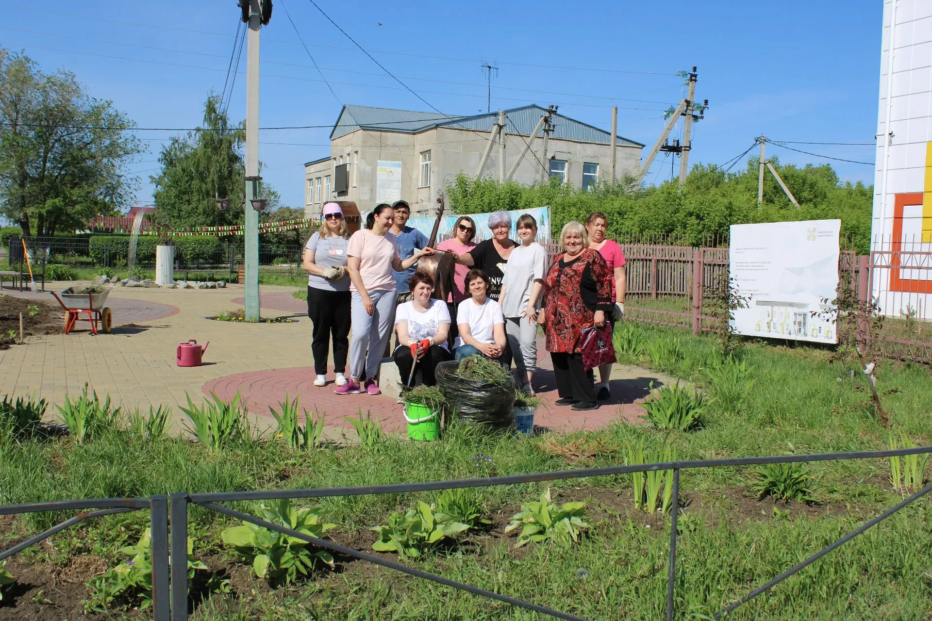 🌺 Сегодня рабочий день коллектива Одесской детской школы искусств начался с субботника.