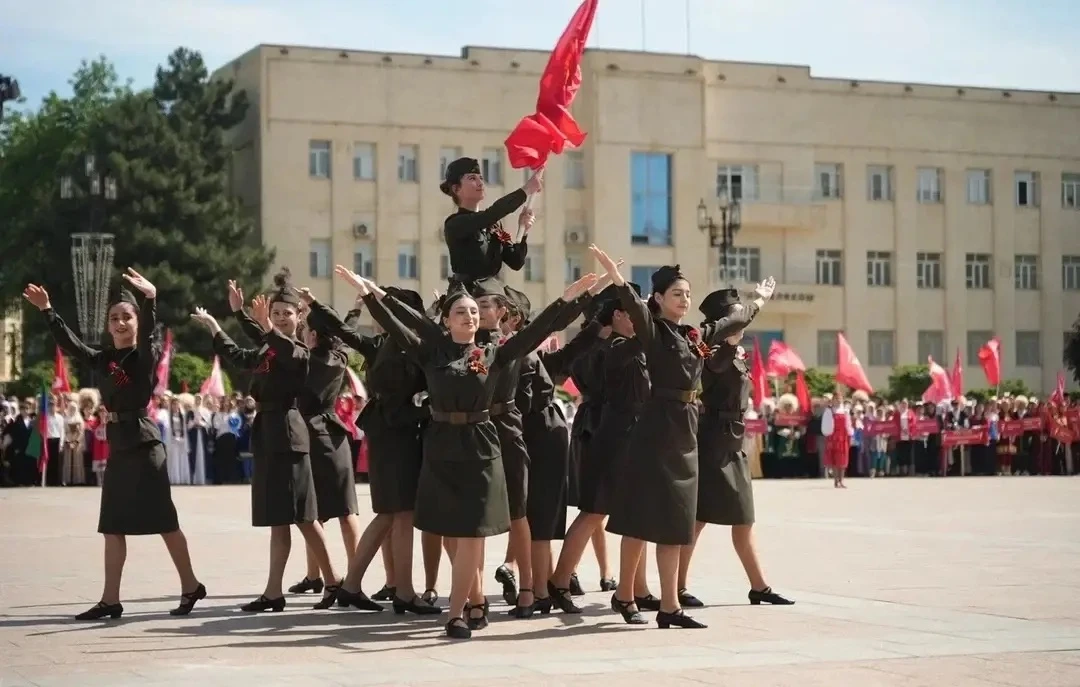 В Махачкале состоялось шествие «Парад наследников Победы», организованное «Движением Первых», в кото