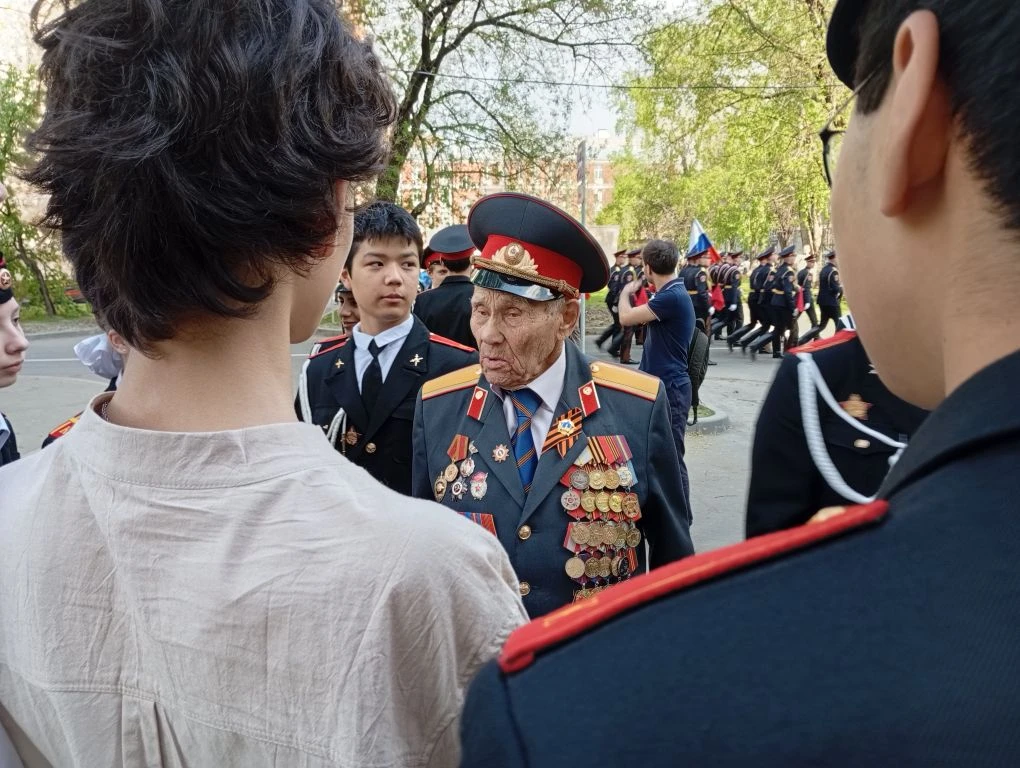 🎖️ Накануне Дня Победы кадеты нашей школы поздравили с праздником ветерана Великой Отечественной вой